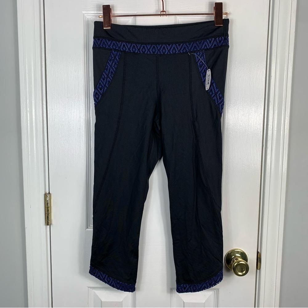 Adore Me Activewear Crochet Trim Capri Cropped Leggings Size Medium